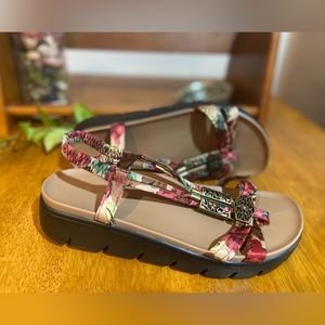 Alegria Women’s Roz Sandals in Get Away Tan